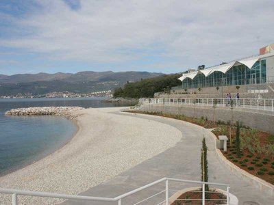 Plaža Ploče (plaža, sunčalište, šetnica, teren za odbojku na pijesku)